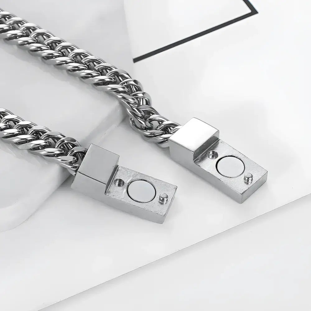 Silver chain with magnetic clasps.