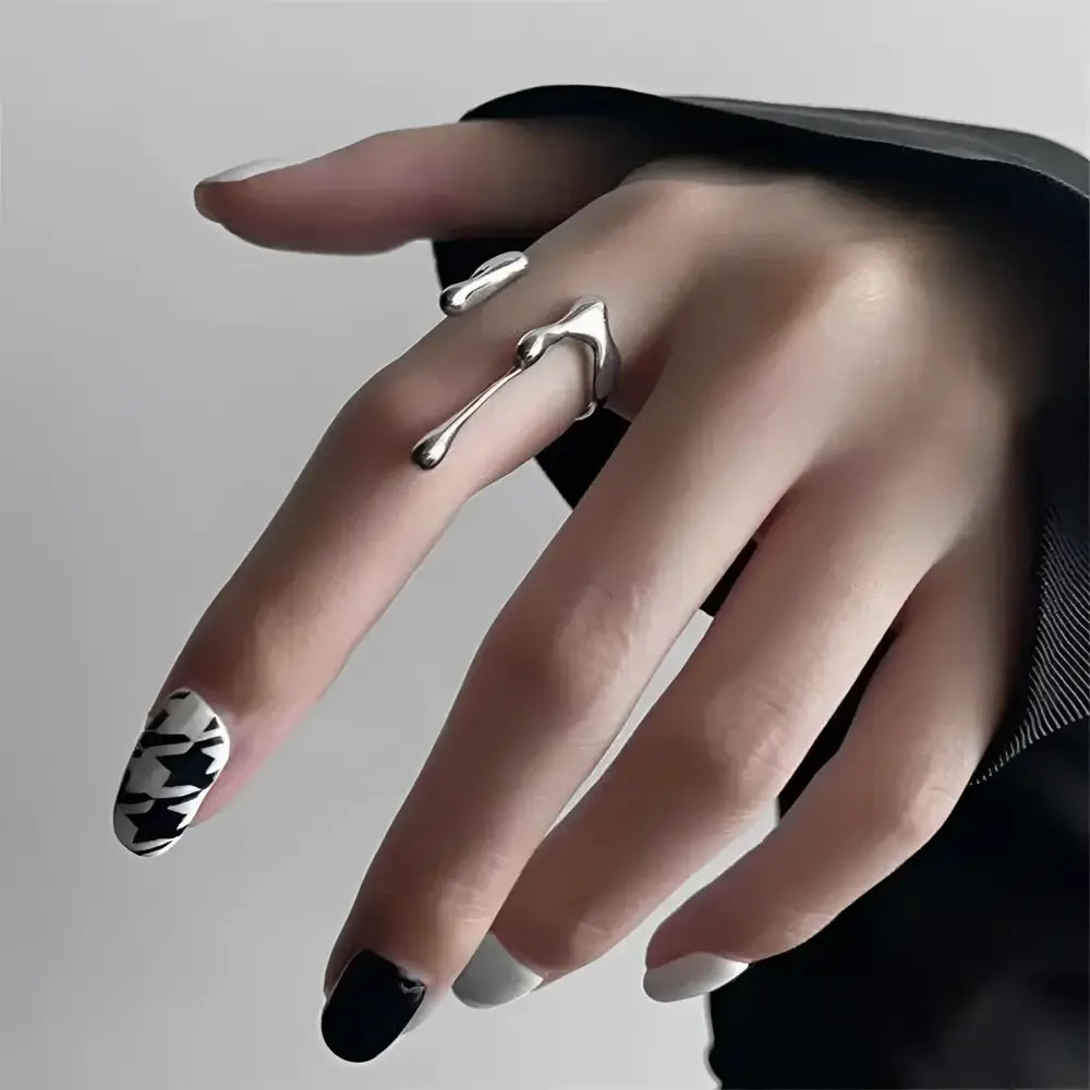 Silver ’dripping’ ring.